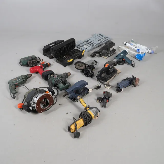 A QUANTITY OF ASSORTED MODERN TOOLS.