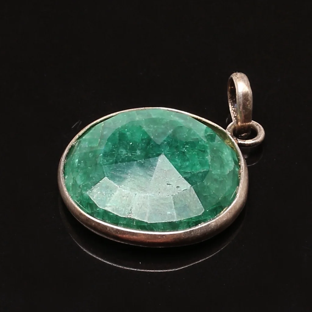 HÄNGE silver med rund, slipad, naturlig smaragd, 30.40 ct. — Brooches & Pendants — Garpenhus Auktioner