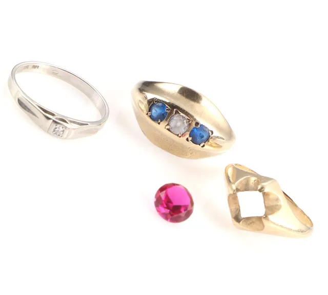 Herman Siersbøl. Three rings of 8 and 14 kt. gold and white gold with synthetic sapphire, quartz etc. (3)