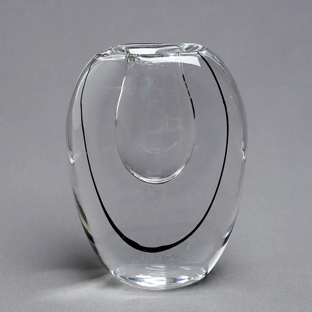 VICKE LINDSTRAND. Vas, glas, signerad, Kosta.