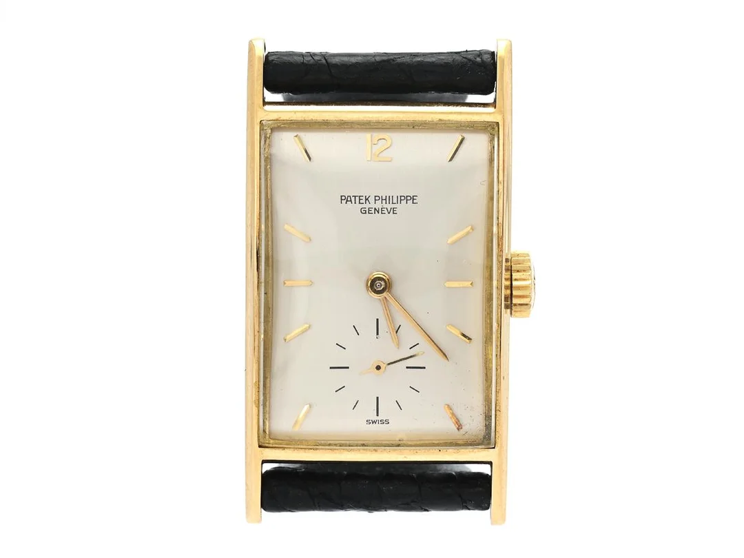 PATEK PHILIPPE, Genève, Cal 9´´´90, Serie nr. 977925, Ref nr. 2554/1, Boett nr. 2638679, herrur, 22 x 30 (41) mm, 18K guld, manuell, safirglas (nagg), liten sekundvisare, serviceurtavla, defekt (går ej, akut servicebehov), läderband, originalspänne i 18K guld, ca 1966, etui. — Klockor/Patek Philippe — Kaplans