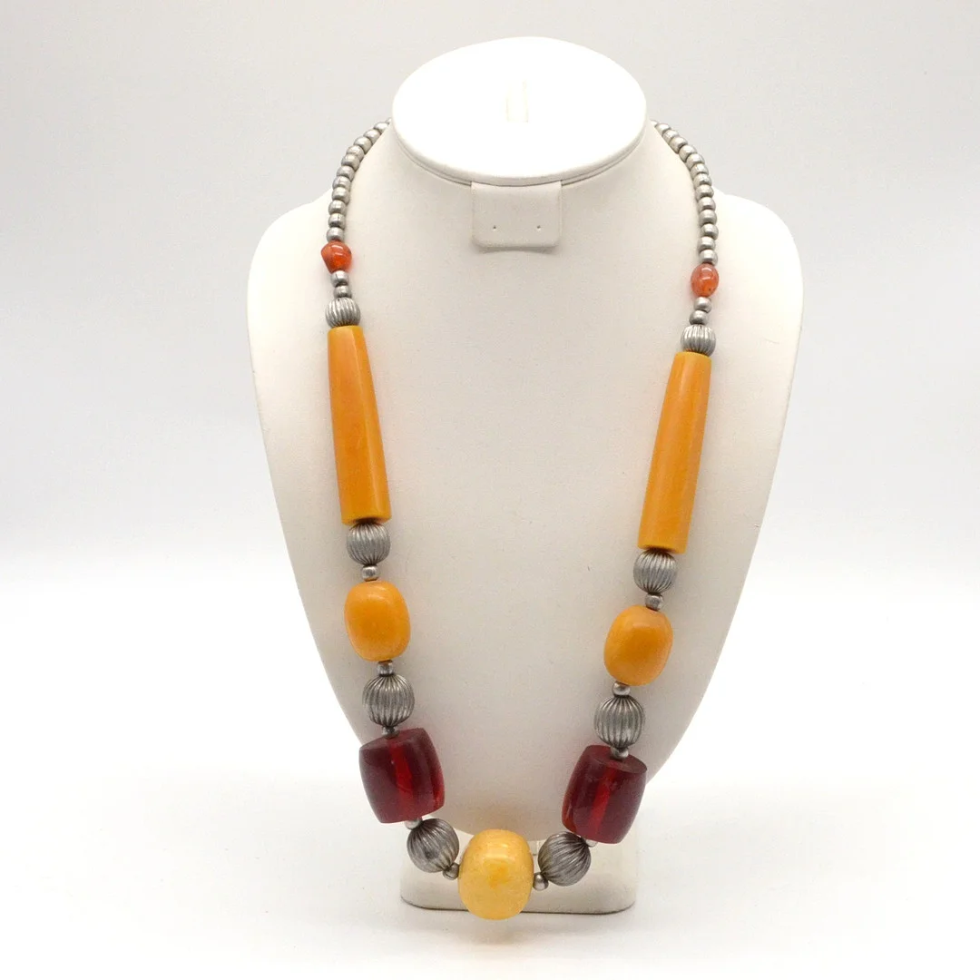 COLLIER AUS ROTEM BERNSTEIN UND BEIN, HANDGEMACHTE METALLPERLEN, MITTE 20.JAHRHUNDERT, CA. 74 CM. — Necklace — Kunst- und Auktionshaus Kleinhenz