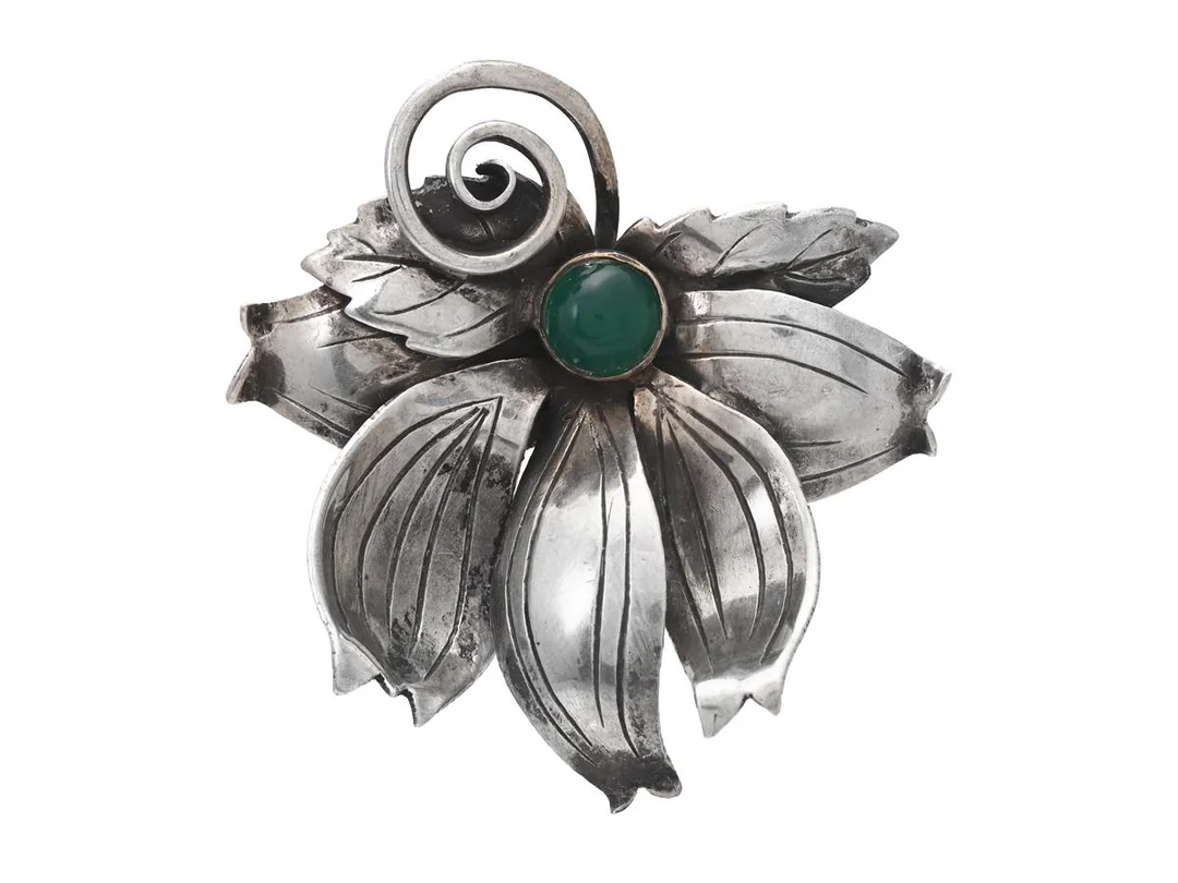 BROSCH, silver, grön kalcedon, GeKå, Stockholm 1953, mått 41x42 mm, vikt 11,1 g. — Smycken/Brosch — Kaplans
