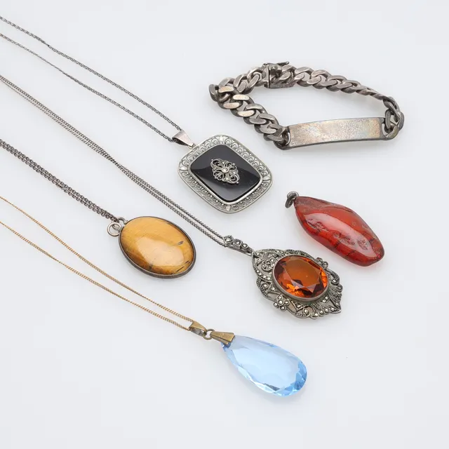 HALSBAND, ARMBAND, silver, markasiter, bärnsten mm.