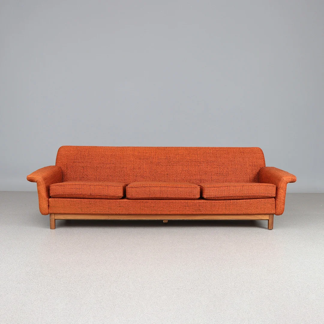 DUX. SOFFA. Textilklädsel, underrede i valnöt. 1970-tal. — Sofas & Seatings — Skånes Auktionsverk