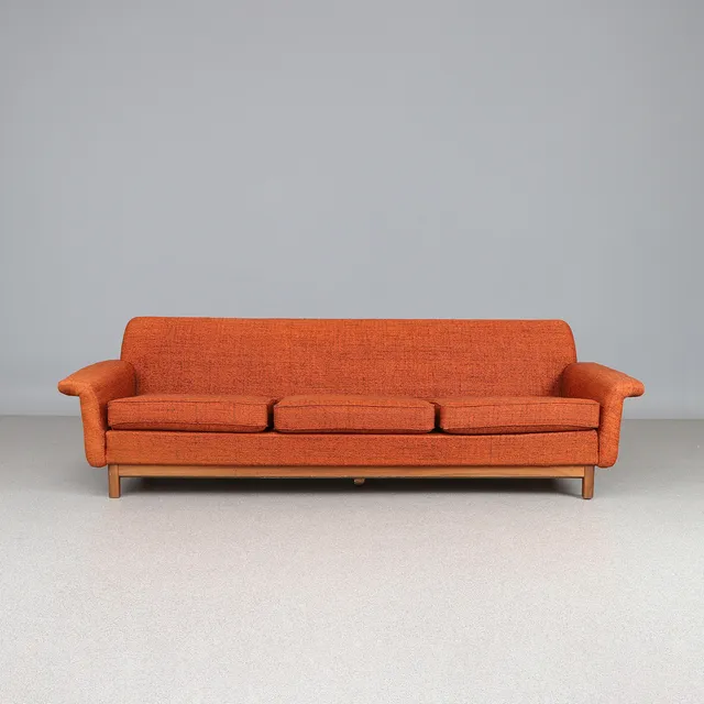 DUX. SOFFA. Textilklädsel, underrede i valnöt. 1970-tal.
