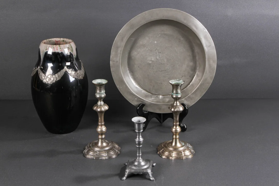 Samling effekter at tin , stager, vase og fad (5) — Silver, bronze, copper and pewter/Bronze, copper, brass, pewter — Lauritz