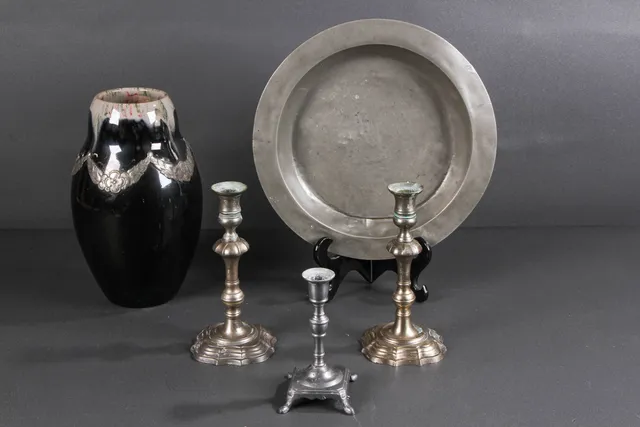 Samling effekter at tin , stager, vase og fad (5)