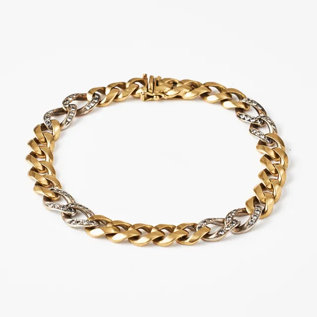 ARMBAND, 18 k guld, manglad pansarlänk, 8 länkdelar med dekor av 67 småbriljanter, Milano/Italien, (efter 1968), svensk kontrollstämpel.