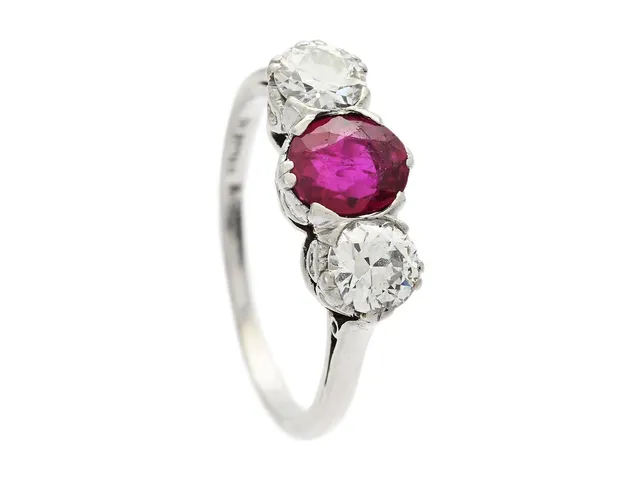 RING, platina, rubin ca 1,35 ct, 2 gammalslipade diamanter ca 0,80 ctv, ca W(H)/VS, stl 17,5 mm, vikt 4,5 g, rubinen inneslutning som når ytan samt slitna fasettkanter.