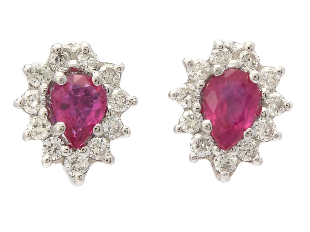 CARMOSÉÖRHÄNGEN, 18K vitguld, droppslipade rubiner, 22 briljantslipade diamanter 0,33 ctv, ca W/P, höjd 7 mm, vikt 2 g, stift. — Smycken/Örhängen — Kaplans