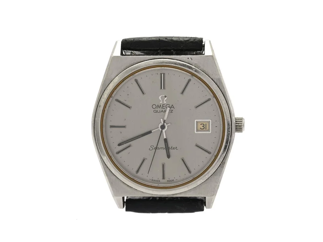 OMEGA, Seamaster, Cal 1342, Serie nr. 40632654, Ref nr. ST 196.0088, Boett nr. 196.0088 (K.B), herrur, 35 mm, stål, quartz, mineralglas, datum, skadad urtavla, defekt (se fördjupad info), läderband, ca 1982. — Klockor/Omega — Kaplans