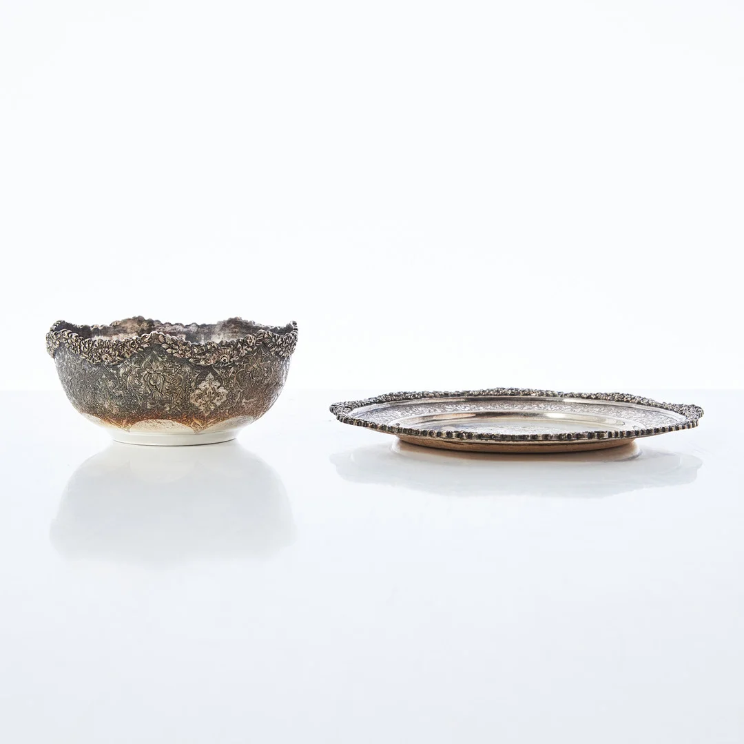 SKÅL på FAT, silver 900, 1900-talets senare del, Egypten, graverad dekor, vågformad mynning i relief med blad och blomdekor, svenska importstämplar. — Silver — Stockholms Auktionsverk Magasin 5