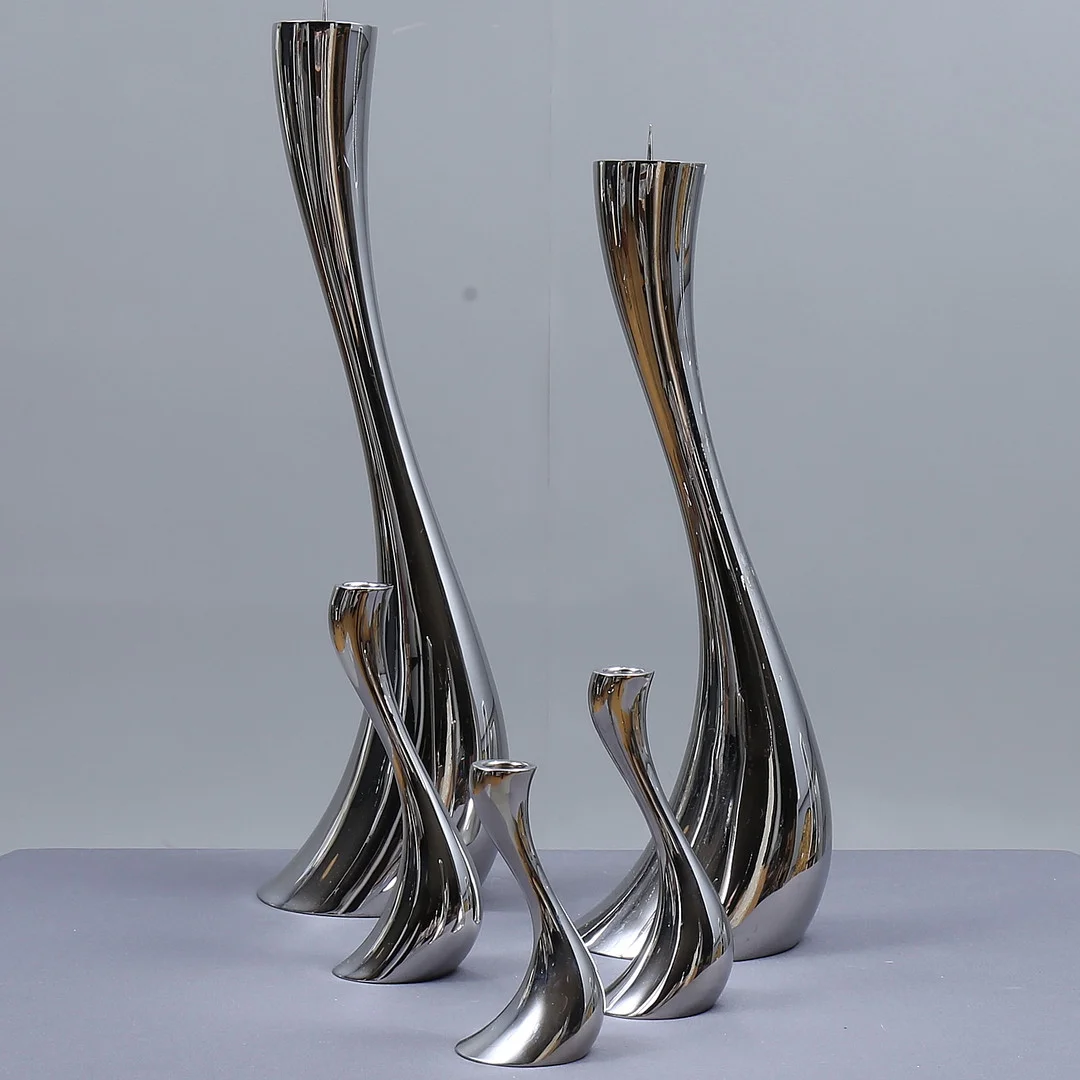 CONSTANTIN WORTMANN. Ljusstakar, 5 st "Kobra", rostfritt stål, för Georg Jensen, Danmark. — Candlesticks — Auktionshuset Kolonn