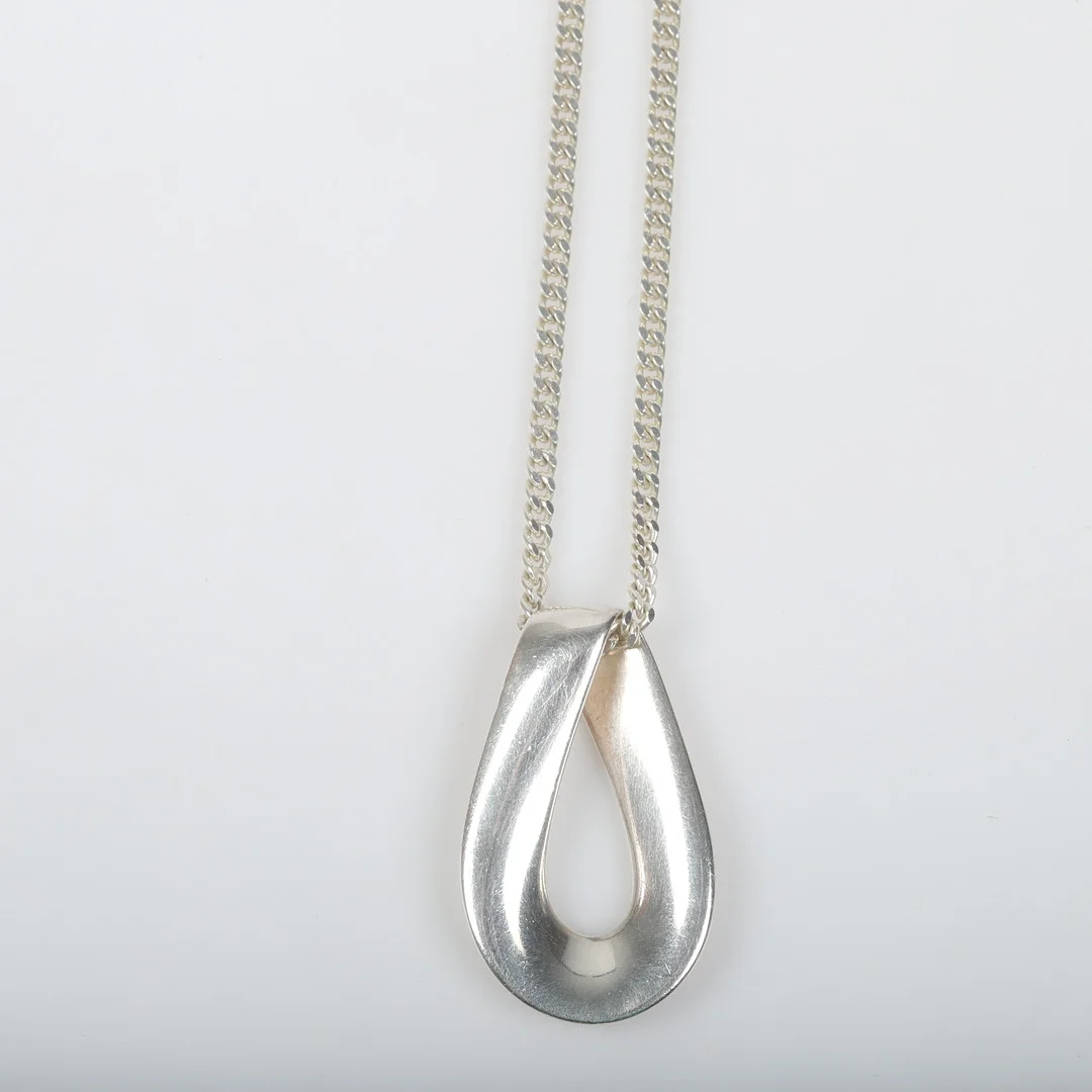 REGITZE OVERGAARD. Hänge med kedja, sterlingsilver, Georg Jensen, Danmark. — Brooches & Pendants — Helsingborgs Auktionskammare