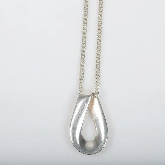 REGITZE OVERGAARD. Hänge med kedja, sterlingsilver, Georg Jensen, Danmark.