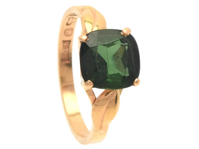 RING, 18K guld, grön turmalin, Jönköping 1960, stl 17 mm, 2,8 g, slitna fasettkanter och mindre nagg.