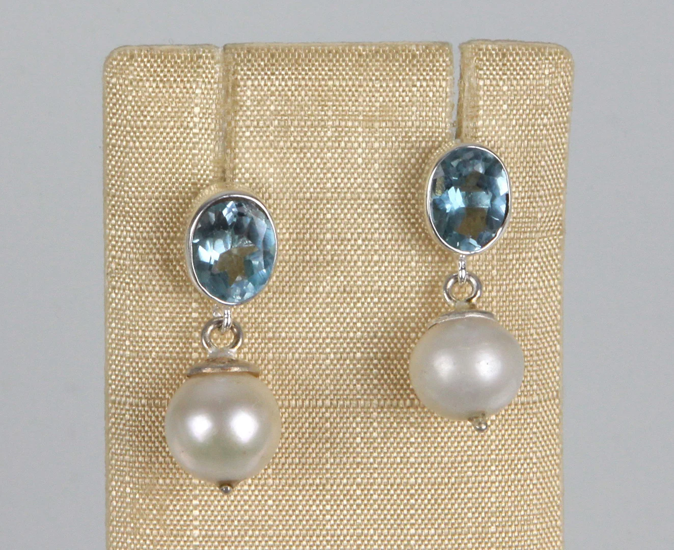 BLAUTOPAS – PERL OHRSTECKER, SILBER 925. — Earrings — Auktionshaus Bossard
