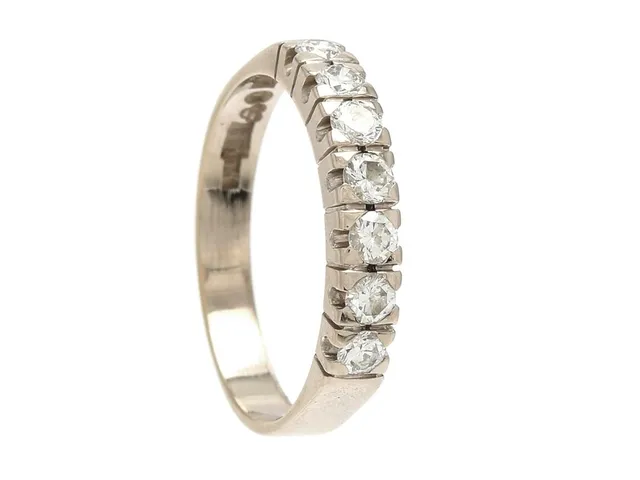 ALLIANSRING, 18K vitguld, briljantslipade damanter 0,42 ctv, ca TW/VS, stl 16,75 mm, vikt 4,5 g.