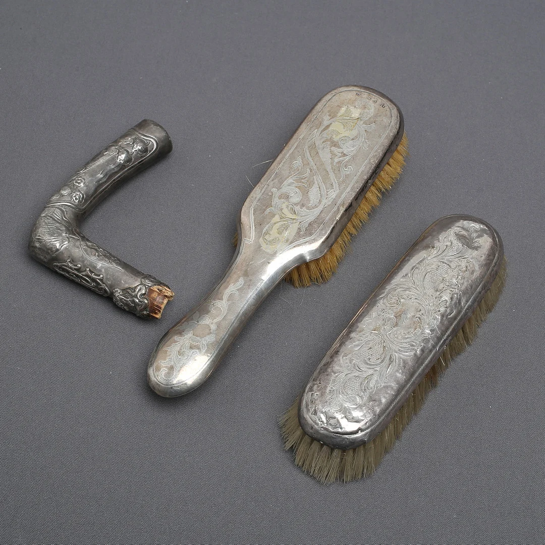 BORSTAR samt KÄPPHANDTAG, 3 delar, silver, Sverige, 1800-tal. — Silver — Auktionshuset Kolonn