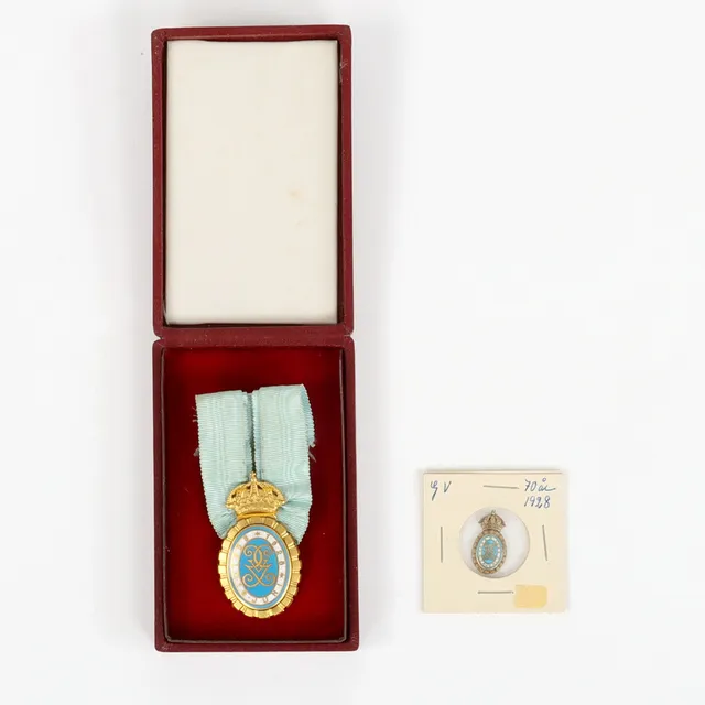 GUSTAV V:s JUBILEUMSTECKEN, 2 st, 70-års jubileum 1928.