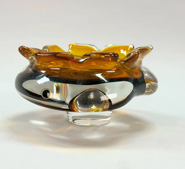 JOSEF HOSPODKA CHRIBSKA. GLASSKÅL - Bärnstensfärgat glas, 1970 tal, tillskriven, ej signerad.