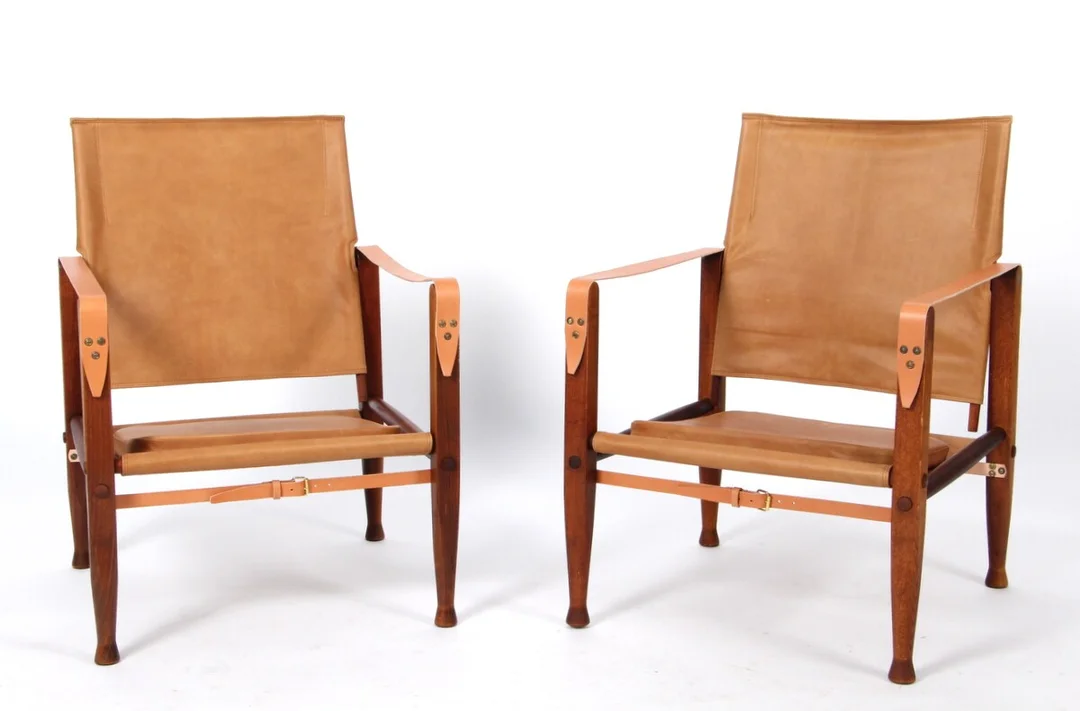Kaare Klint. A pair of safari chairs, newly reupholstered (2) — Furniture/Lounge chairs — Lauritz