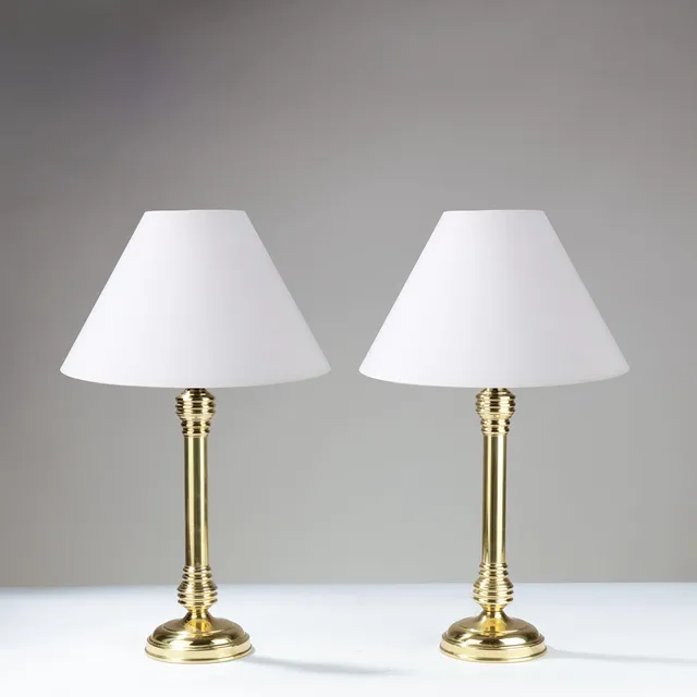 HOLM SØRENSEN & CO: Et par bordlamper med let rillet profilering, fremstillet af messing og gyldent metal, Danmark, 1900-tallets anden halvdel, (2).
