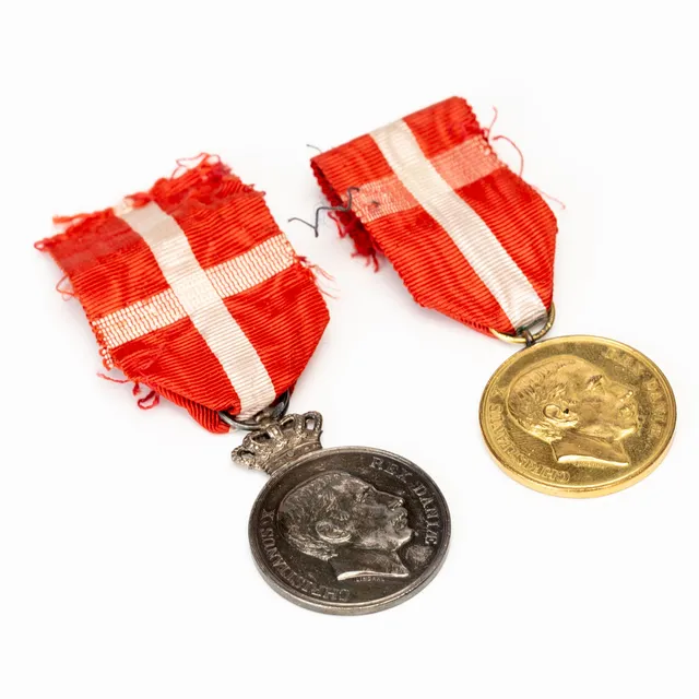 FÖRTJÄNSTTECKEN SAMT MEDALJ, Christian X, Danmark, silver resp. förgylld metall.
