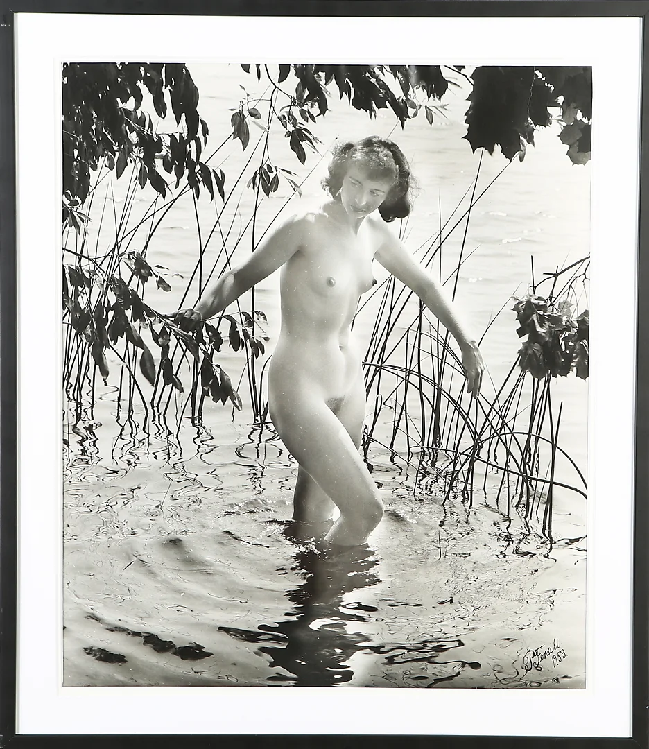 PER FORSELL. FOTOGRAFI, vadande naken kvinna, signerad och daterad 1953. — Photography — Auktionshuset Kolonn