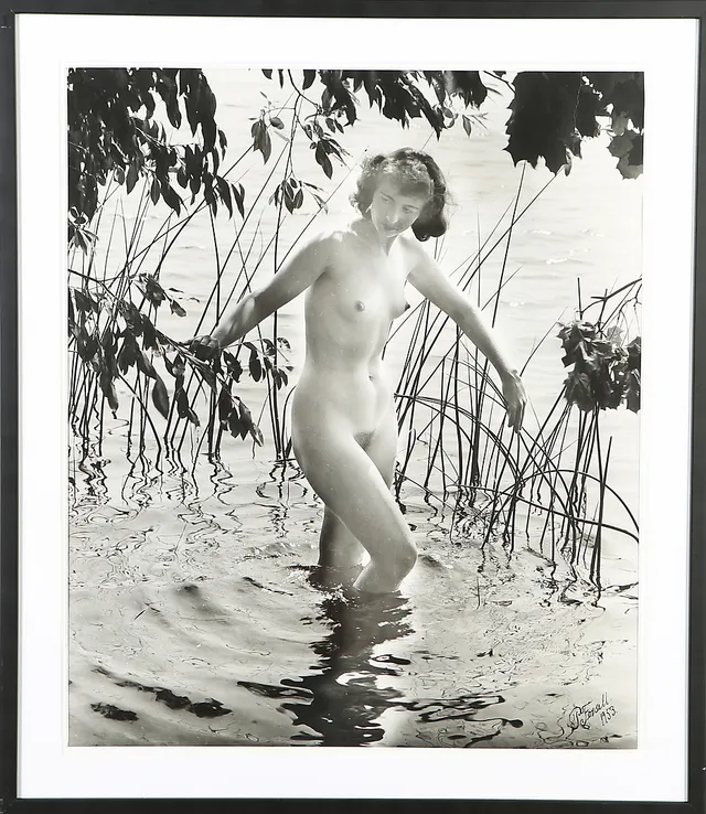 PER FORSELL. FOTOGRAFI, vadande naken kvinna, signerad och daterad 1953.