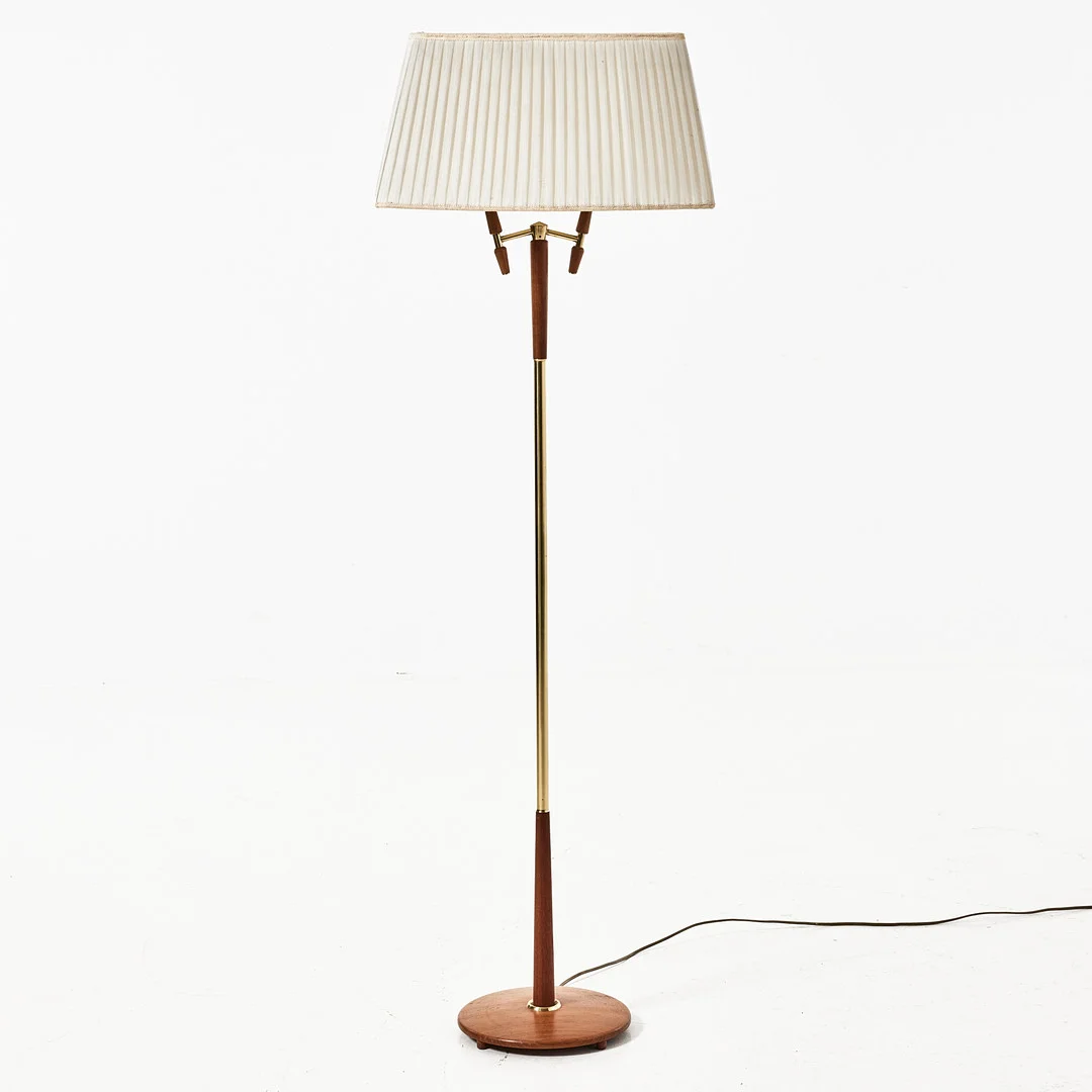 GOLVLAMPA, "MAE 82", Möller Armatur, Eskilstuna, teak/mässing, märkt undertill. — Floor lights — Stockholms Auktionsverk Magasin 5