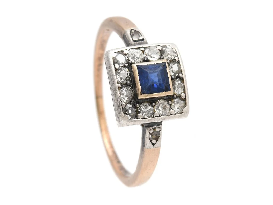 CARMOSÉRING, silver/18K guld, safir, äldre åttkantslipade diamanter ca 0,40 ctv, stl 18,5 mm, vikt 2,6 g, enstaka diamanater med nagg. — Smycken/Carmoséring — Kaplans
