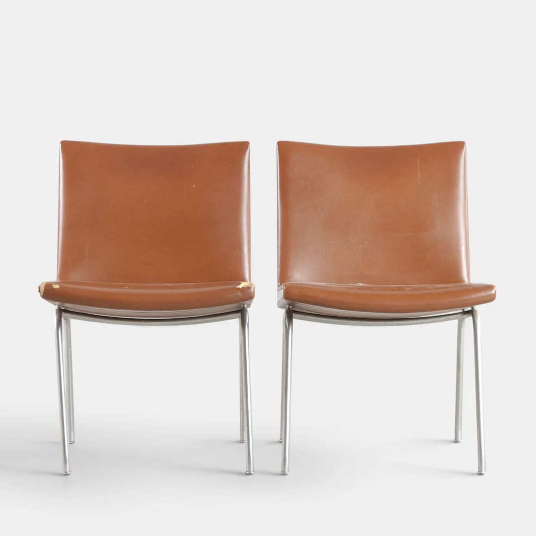 HANS J WEGNER. “Lufthavnstol”. Et par stole med stel af stål, betrukket med kunstlæder. Formgivet 1958. Udført hos AP Stolen, model 'AP 38'. Danmark, 1960-70'erne (2). — Armchairs & Chairs — Woxholt Auktioner