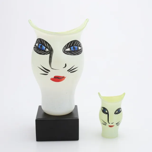 ULRICA HYDMAN-VALLIEN. VASER, TVÅ STYCKEN, "OPEN MINDS", HANDMÅLAD DEKOR, KOSTA BODA ARTISTS COLLECTION.