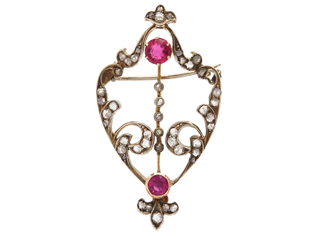 BROSCH, 18K guld/silver, 2 syntetiska rubiner, rosenstenar, mått 4,5 x 2,5 cm, ryska stämplar, vikt 4,9 g, etui, en sten paste. — Smycken/Brosch — Kaplans
