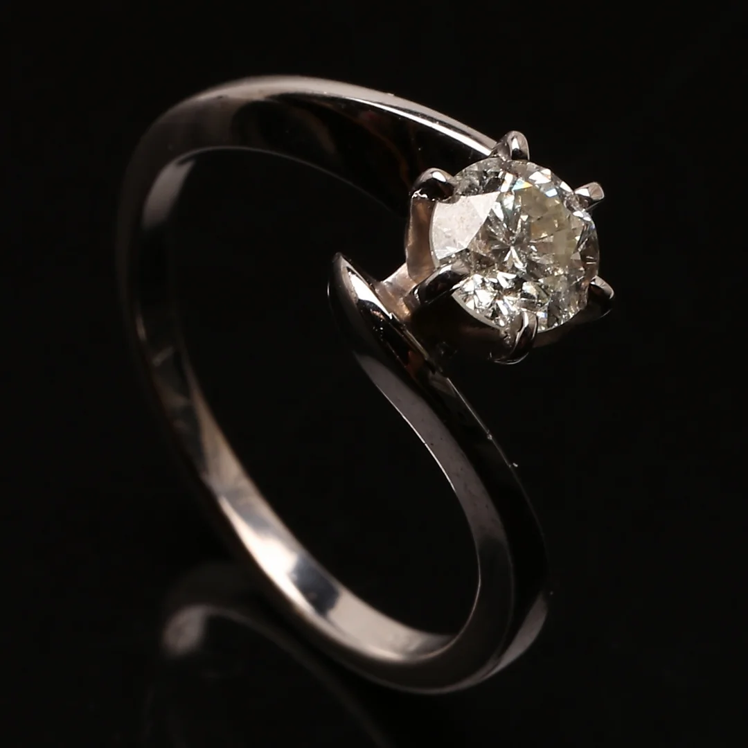 ENSTENSRING i 14K vitguld med diamant 0,75 ct. — Rings — Garpenhus Auktioner
