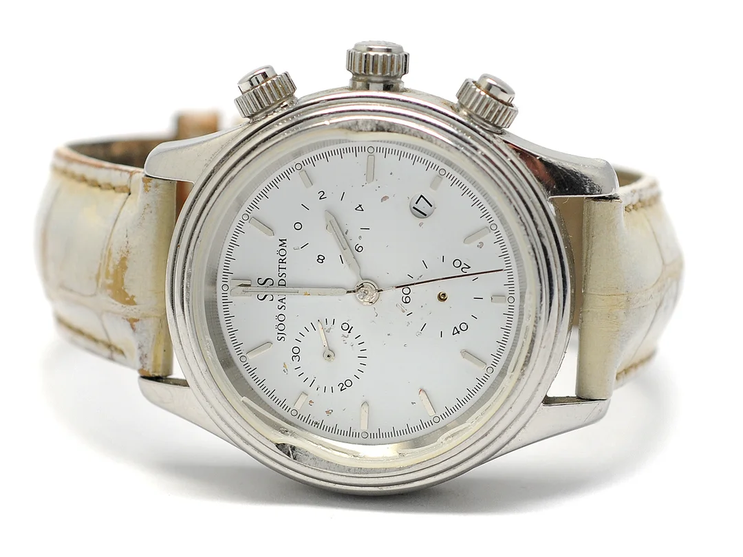 SJÖÖ SANDSTRÖM, Lady Chronograph, Cal 251.471, Boett nr. 202, damur, 35 mm, stål, quartz, safirglas, datum, OBS defekt, skadad urtavla, skadade visare, skadad boett, glassaknas, läderband, ca 2000. — Klockor/Sjöö Sandström — Kaplans