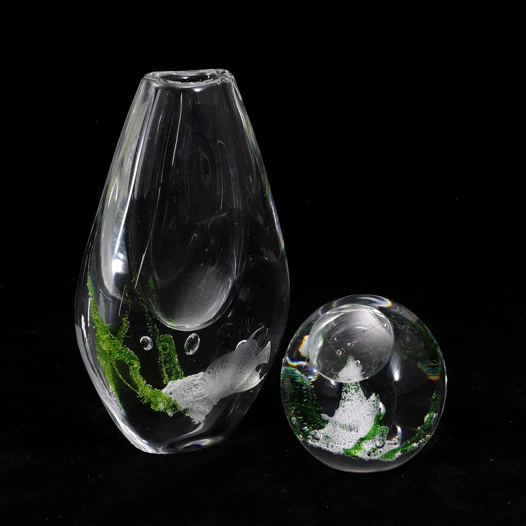 VICKE LINDSTRAND. Vas, brevpress, 2 st, glas, "Sjögräs", Kosta. — Art glass — Växjö Auktionskammare