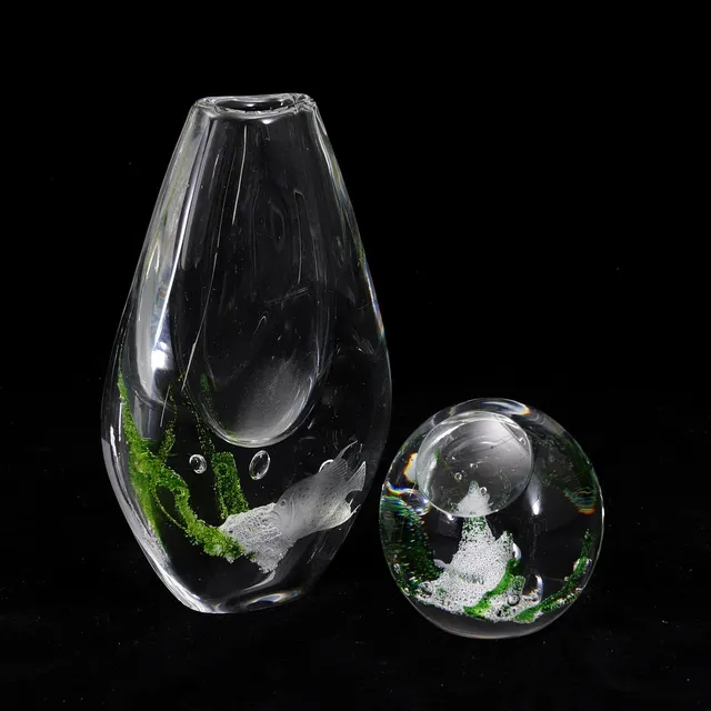 VICKE LINDSTRAND. Vas, brevpress, 2 st, glas, "Sjögräs", Kosta.