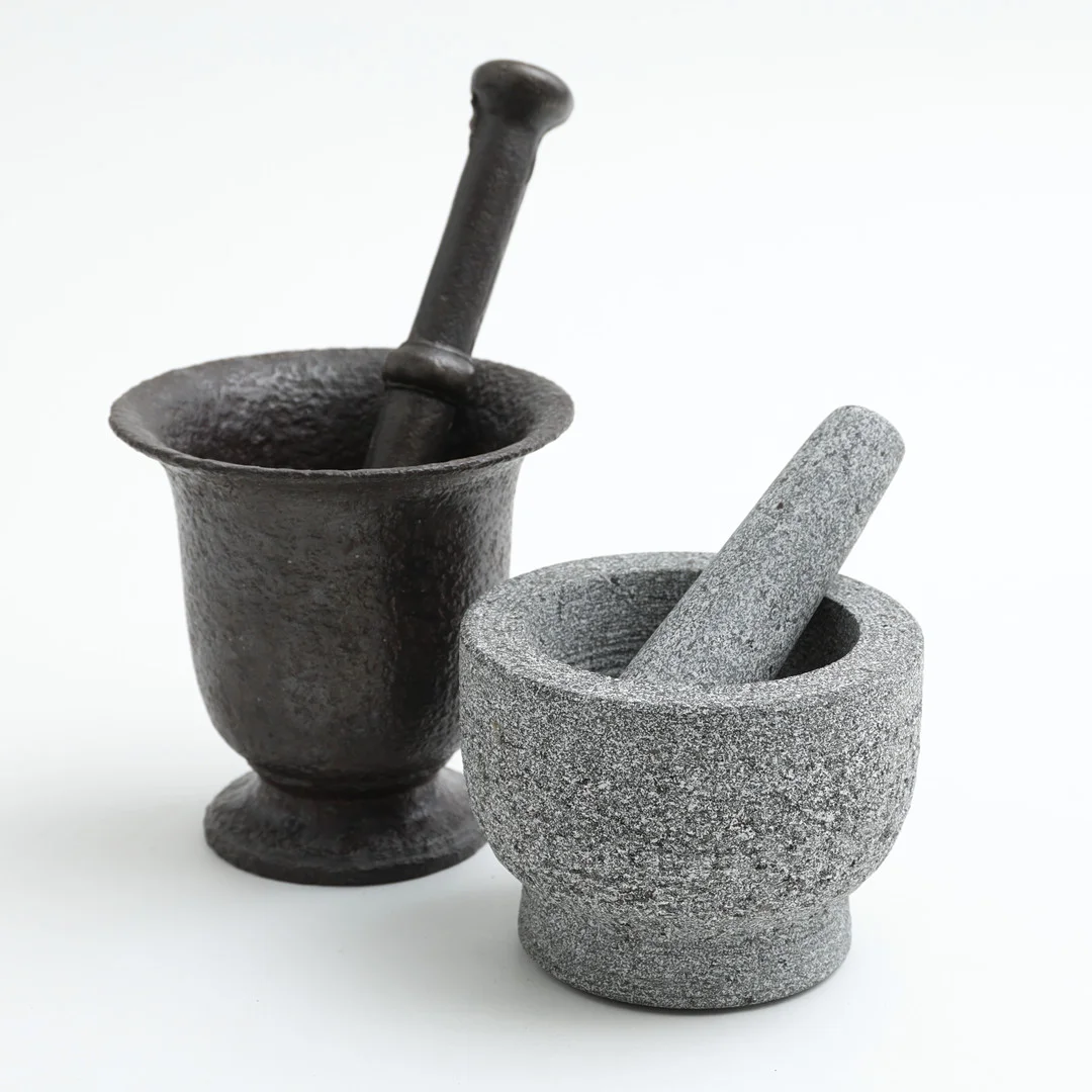 MORTLAR, 2 st, gjutjärn samt sten. — Miscellaneous — Auktionshuset Thelin & Johansson