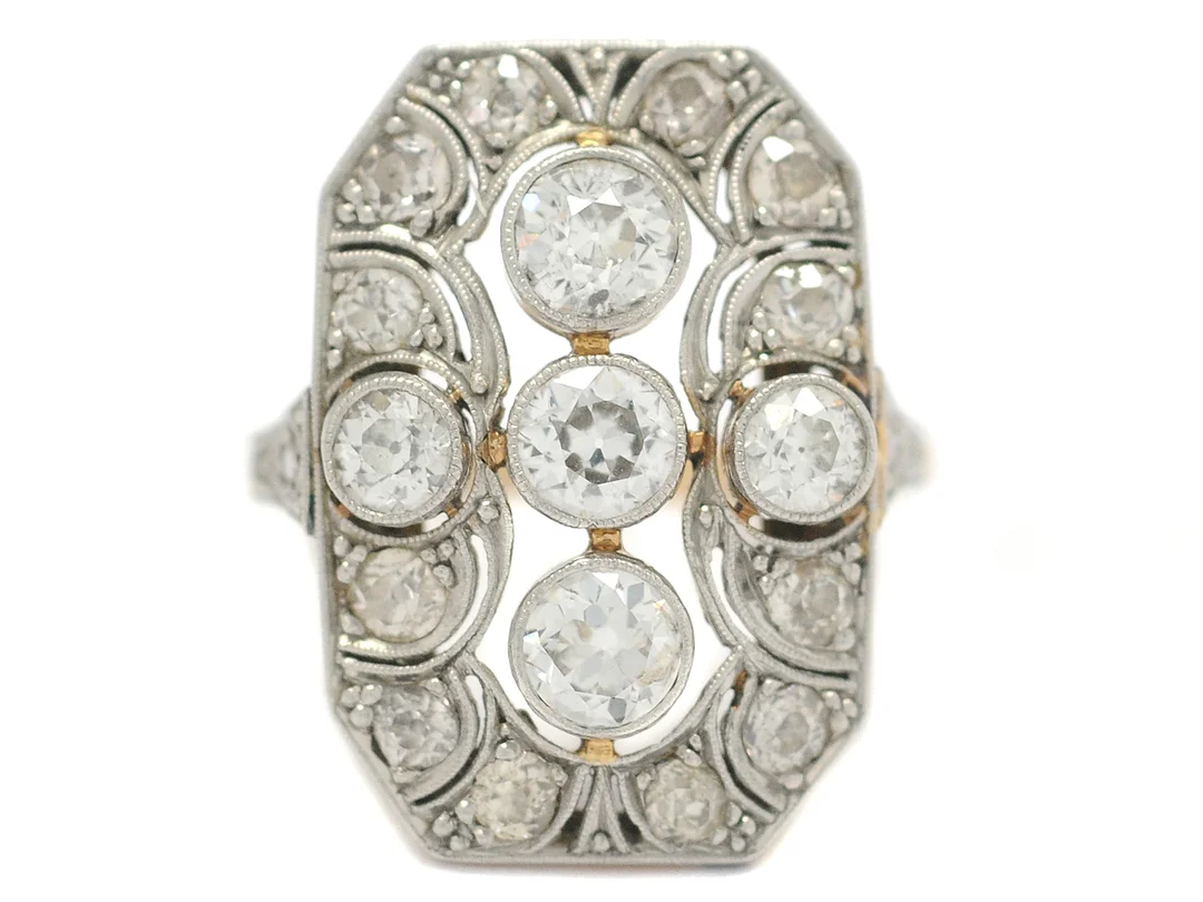 ANTIK RING, platina/14K guld, filigranarbete, 5 större och 12 mindre gammalslipade diamanter ca 2,23 ctv, ca TW-TCa/SI-P1, La Belle Epoque, ca år 1900, stl 17,5 mm, vikt 5,3 g, en diamant med mindre skada och två diamanter med ett nagg vardera, etui. — Smycken/Ring — Kaplans