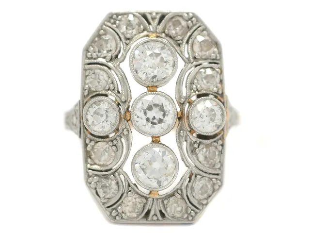 ANTIK RING, platina/14K guld, filigranarbete, 5 större och 12 mindre gammalslipade diamanter ca 2,23 ctv, ca TW-TCa/SI-P1, La Belle Epoque, ca år 1900, stl 17,5 mm, vikt 5,3 g, en diamant med mindre skada och två diamanter med ett nagg vardera, etui.