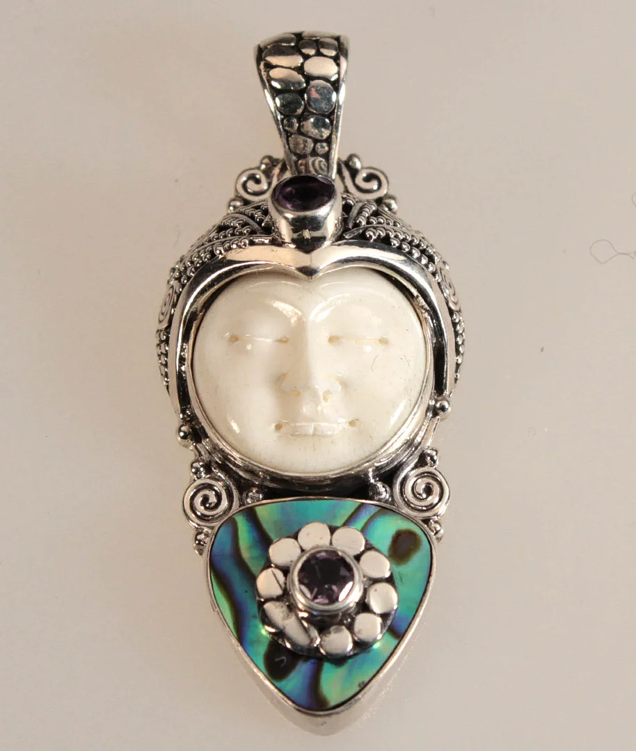 MASKEN - ANHÄNGER MIT PAUA UND AMETHYST, SILBER 925. — Brooches & Pendants — Auktionshaus Bossard