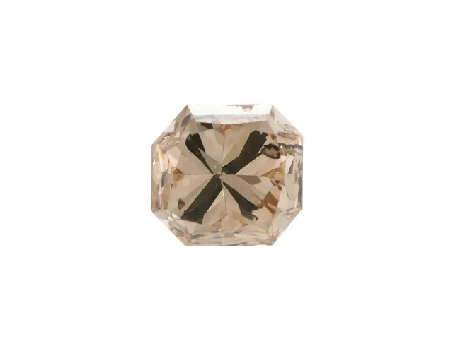 DIAMANT, fyrkantig radiantslipad diamant 1,05 ct, Light Brown/P2, mått 4,95x5,25x4,54 mm, diamant med tjock rondist, nagg på kuletten, slitna fasettkanter och skada.