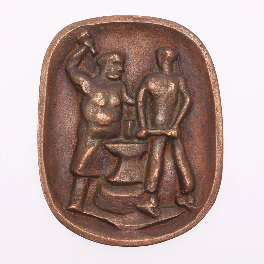 ALLAN EBELING. Väggrelief, patinerad brons, "Smederna", signerad och daterad 1965. — Sculptures & Bronzes — Auktionshuset Thelin & Johansson