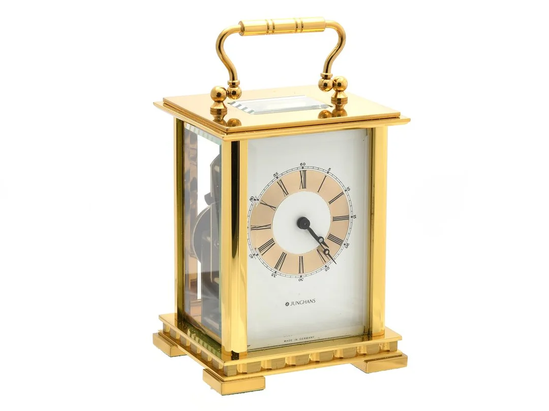 JUNGHANS, bordsur, 14,5 x 8,5 cm, Ref nr. 324/1018, mässing, mekanisk, 8-dagarsverk, slag vid hel/halv timme, ca 1985, nyckel, box. — Klockor/Junghans — Kaplans