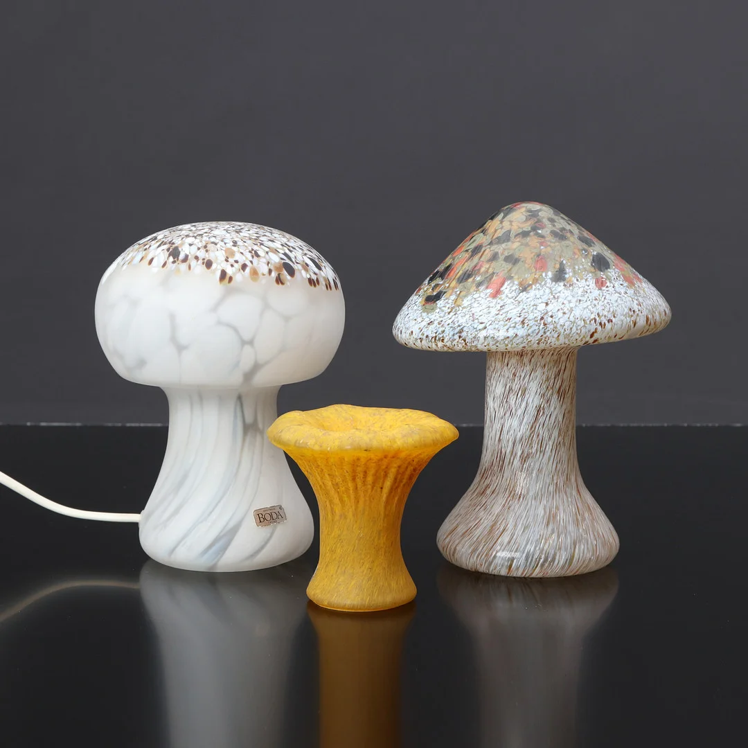 MONICA BACKSTRÖM. SKULPTURER, TVÅ ST SAMT BORDSLAMPA. Konstglas. I form av svampar. Osignerade. — Art glass — Skånes Auktionsverk