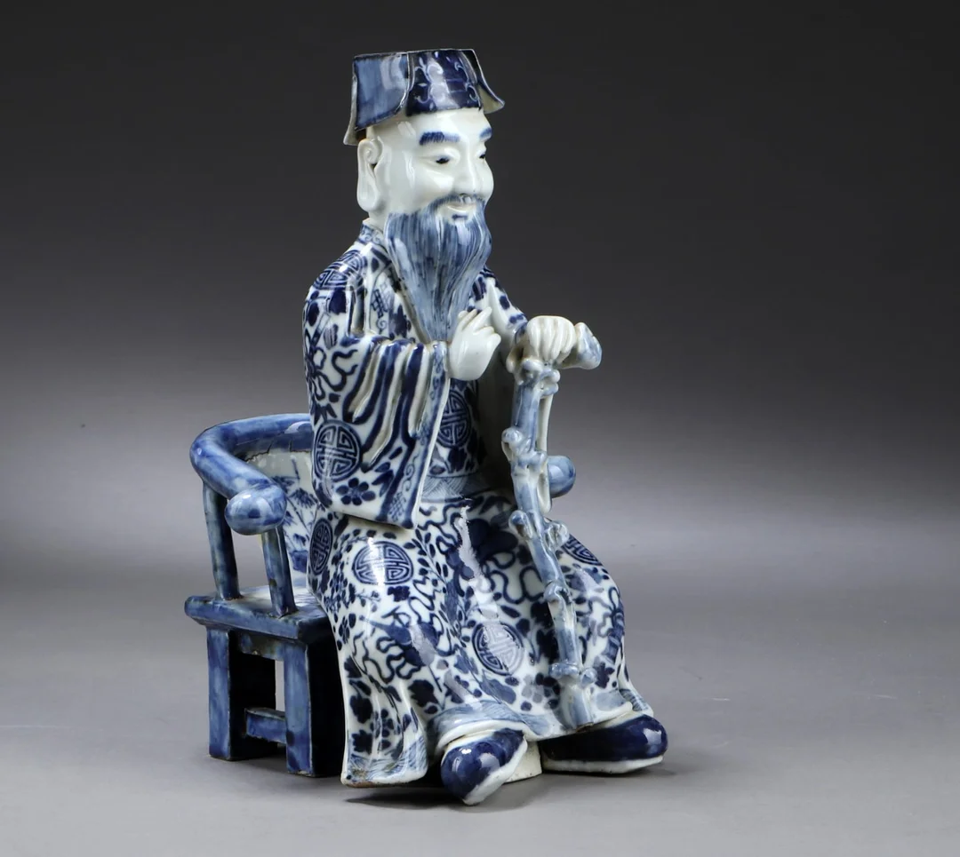 Siddende gammel kineser, figur i porcelæn (2) — Hobby and collectibles/Asian art — Lauritz