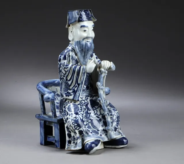 Siddende gammel kineser, figur i porcelæn (2)